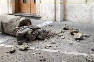 http://www.foliamagazine.it/wp-content/uploads/2013/09/La-statua-della-gatta-in-pezzi1.jpg